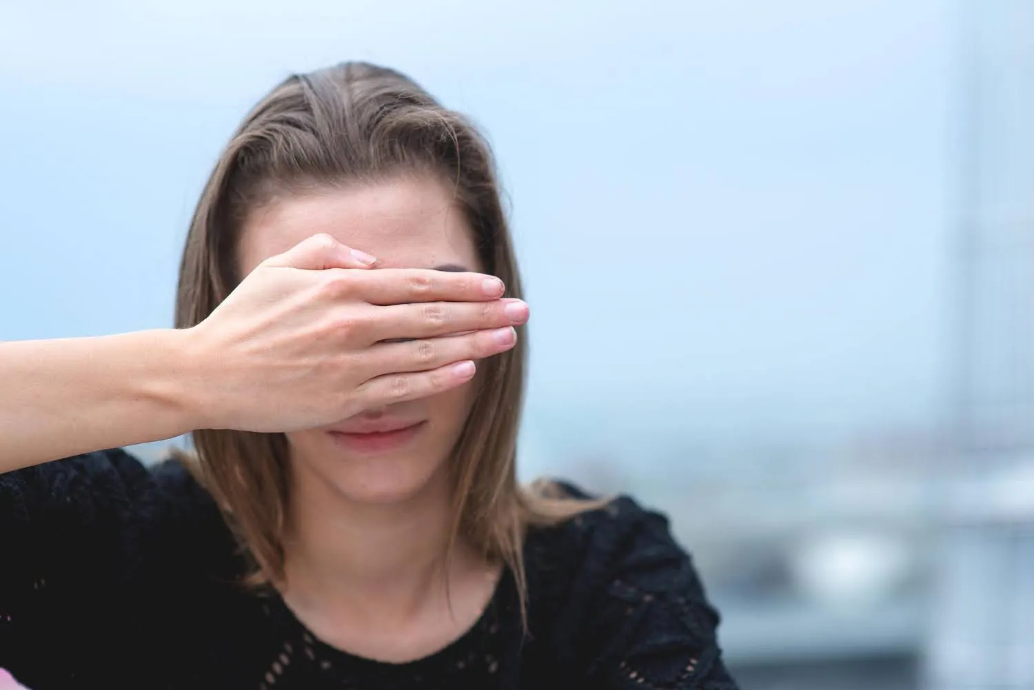 Persona experimentando pérdida repentina de visión en un ojo, síntoma típico de la amaurosis fugaz