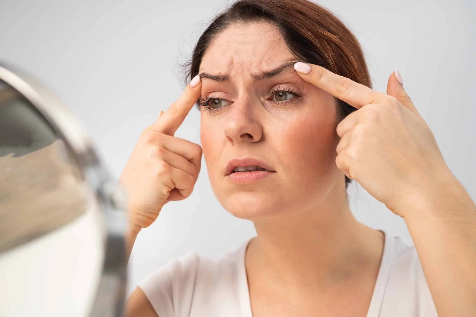 Párpados hinchados por causas alérgicas o infecciosas en un paciente.